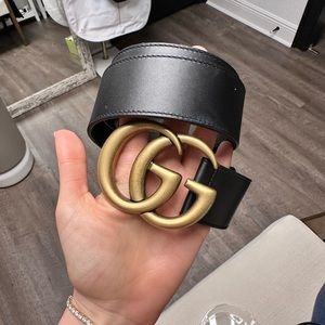 Gucci belt logo.